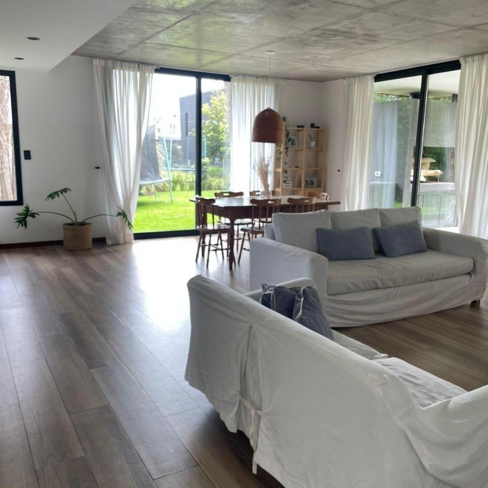 CASA 4 AMBIENTES. BARRIO PRIVADO LAS PRUNAS