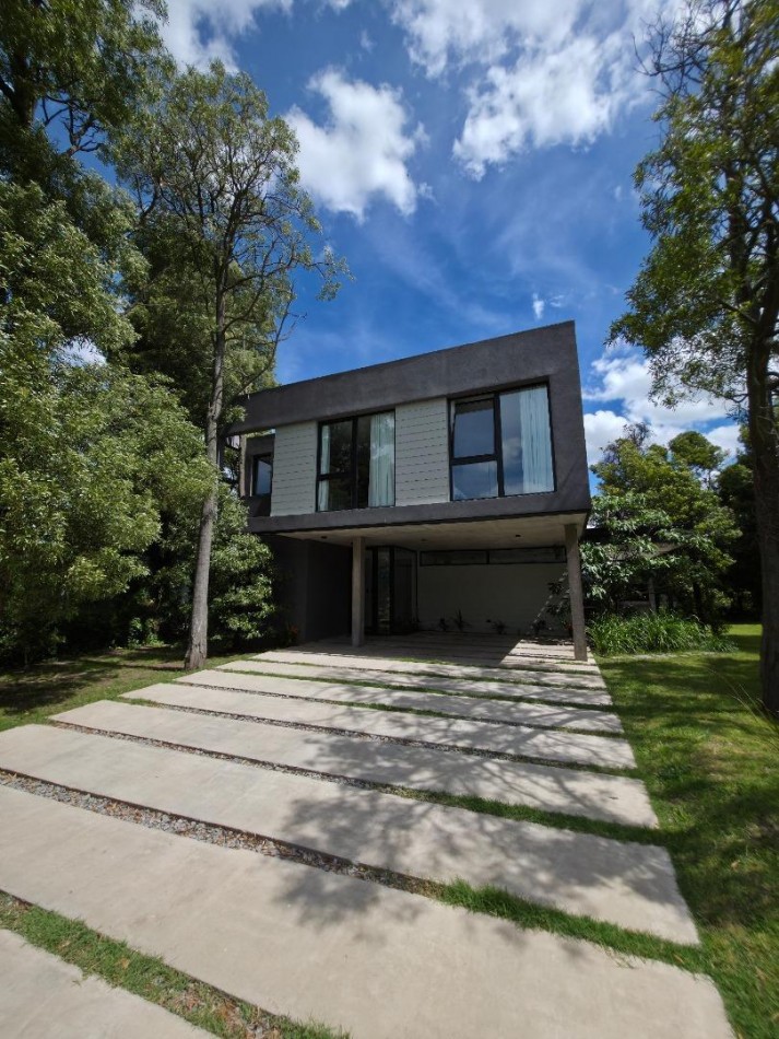 CASA 4 AMBIENTES. BARRIO PRIVADO LAS PRUNAS