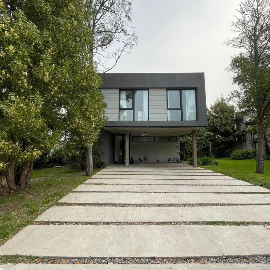 CASA 4 AMBIENTES. BARRIO PRIVADO LAS PRUNAS