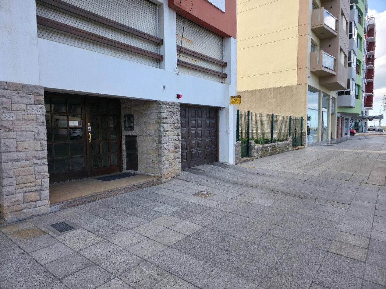 VENTA. COCHERA. ZONA LA PERLA