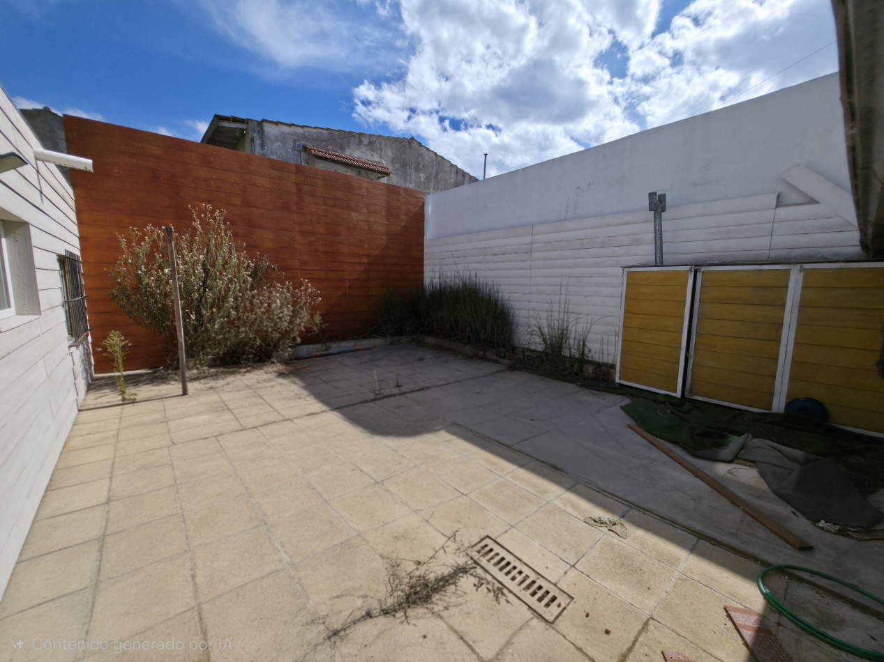 VENTA. CASA 4 AMBIENTES CON GARAGE Y PATIO. BARRIO AEROPARQUE