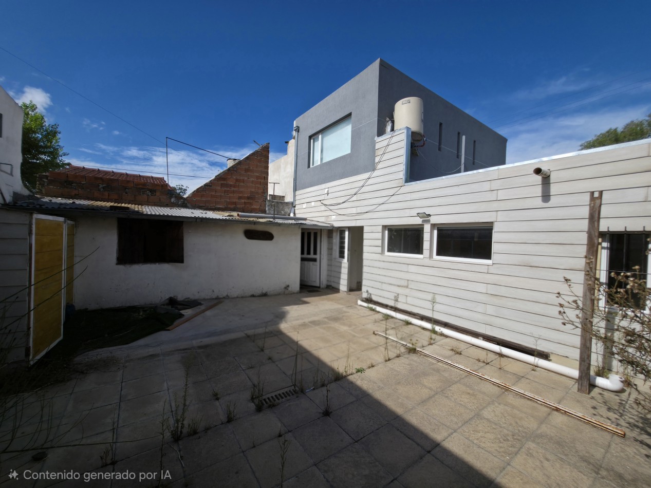 VENTA. CASA 4 AMBIENTES CON GARAGE Y PATIO. BARRIO AEROPARQUE