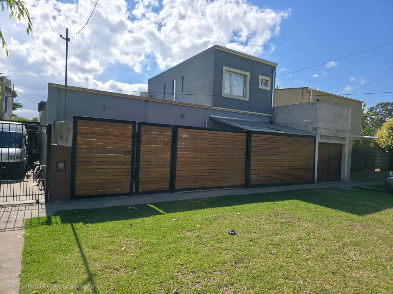 VENTA. CASA 4 AMBIENTES CON GARAGE Y PATIO. BARRIO AEROPARQUE