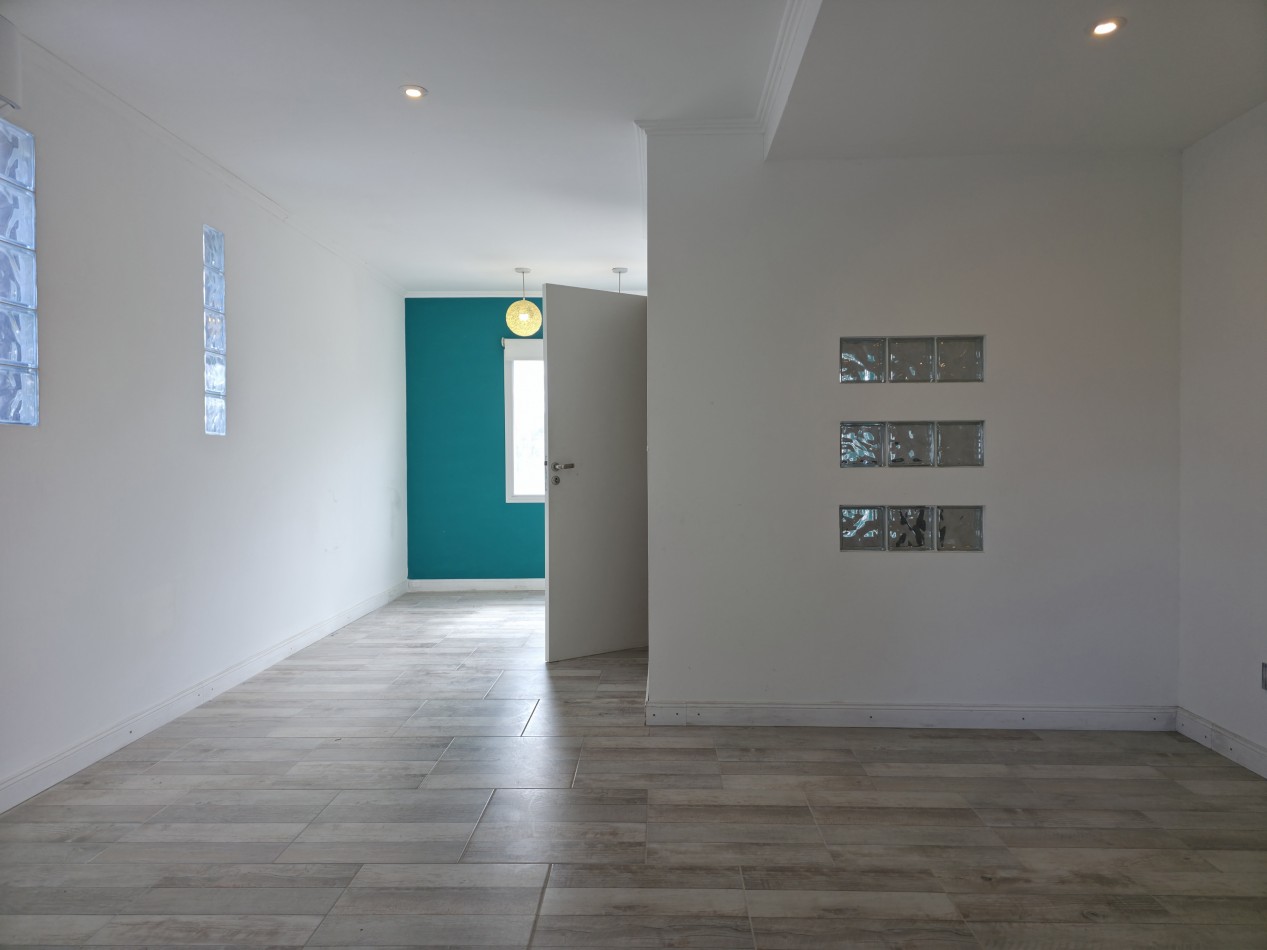 VENTA. CASA 4 AMBIENTES CON GARAGE Y PATIO. BARRIO AEROPARQUE