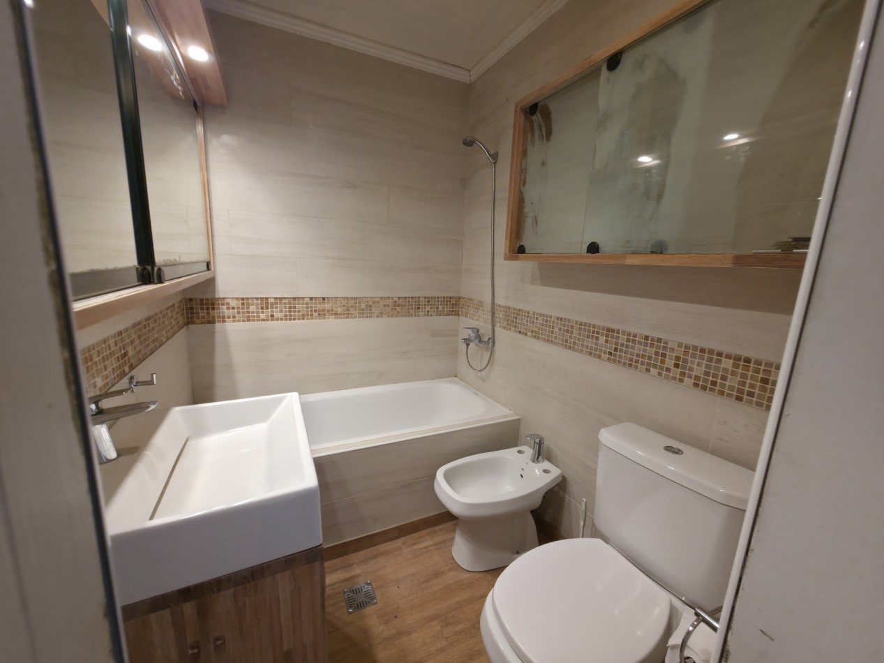 VENTA. CASA 4 AMBIENTES CON GARAGE Y PATIO. BARRIO AEROPARQUE