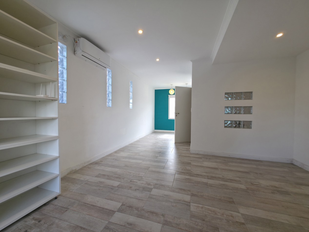 VENTA. CASA 4 AMBIENTES CON GARAGE Y PATIO. BARRIO AEROPARQUE