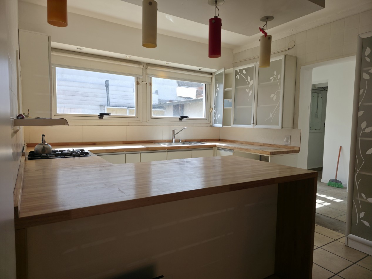 VENTA. CASA 4 AMBIENTES CON GARAGE Y PATIO. BARRIO AEROPARQUE