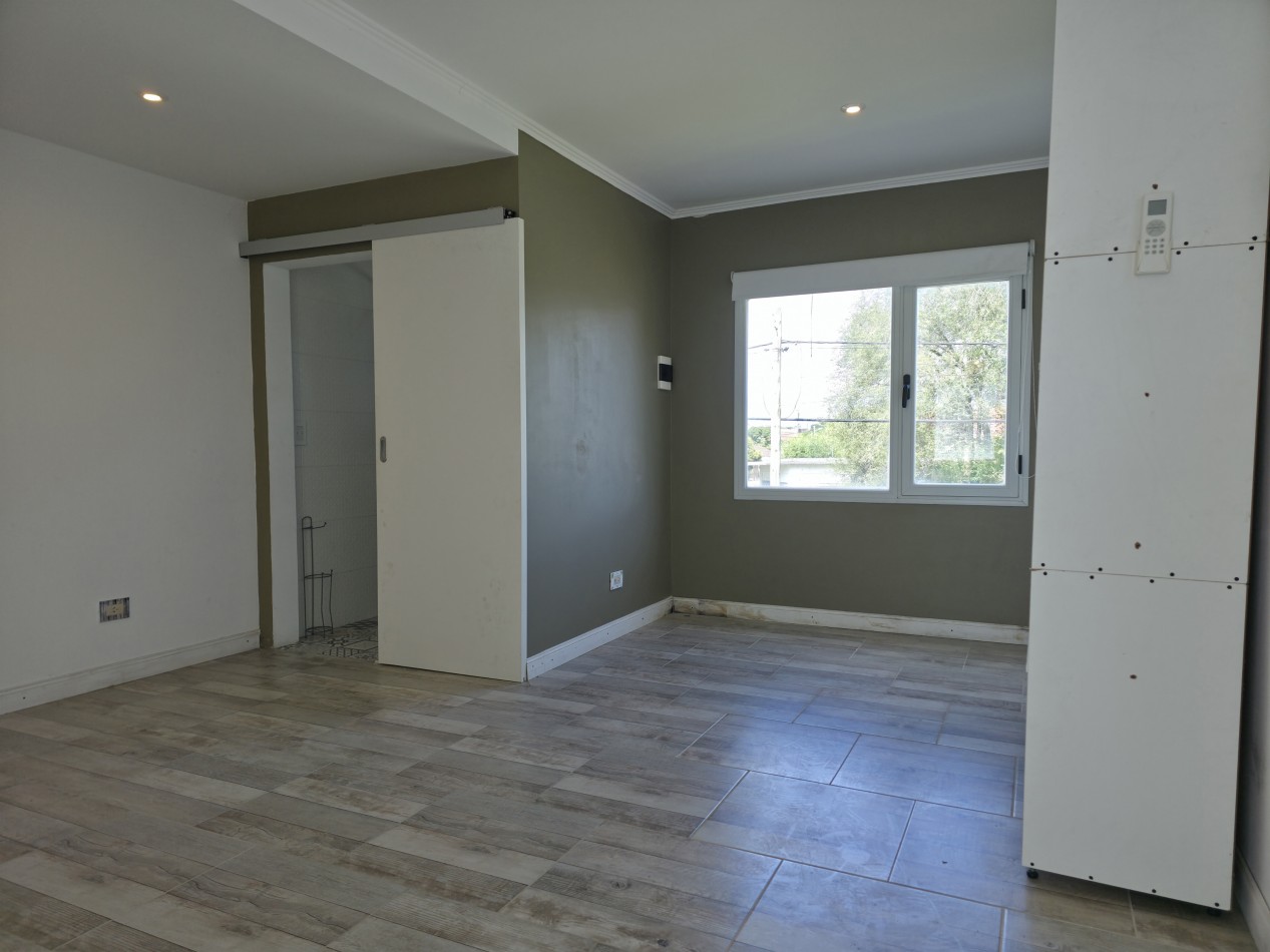 VENTA. CASA 4 AMBIENTES CON GARAGE Y PATIO. BARRIO AEROPARQUE