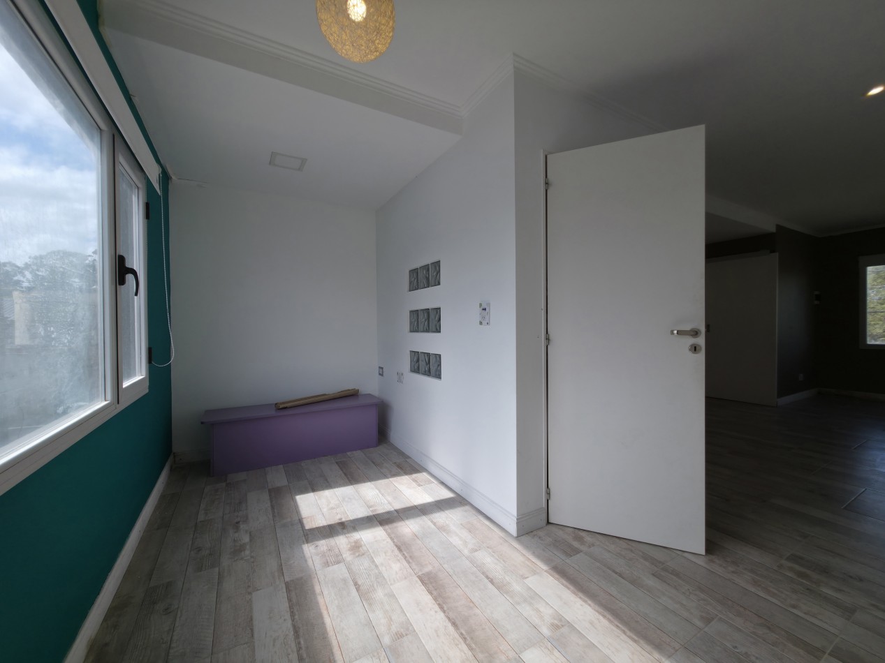 VENTA. CASA 4 AMBIENTES CON GARAGE Y PATIO. BARRIO AEROPARQUE