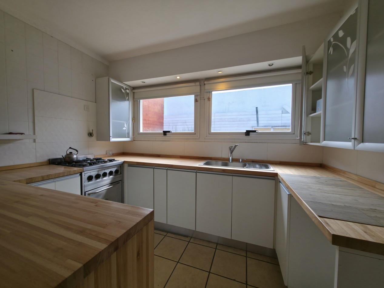 VENTA. CASA 4 AMBIENTES CON GARAGE Y PATIO. BARRIO AEROPARQUE