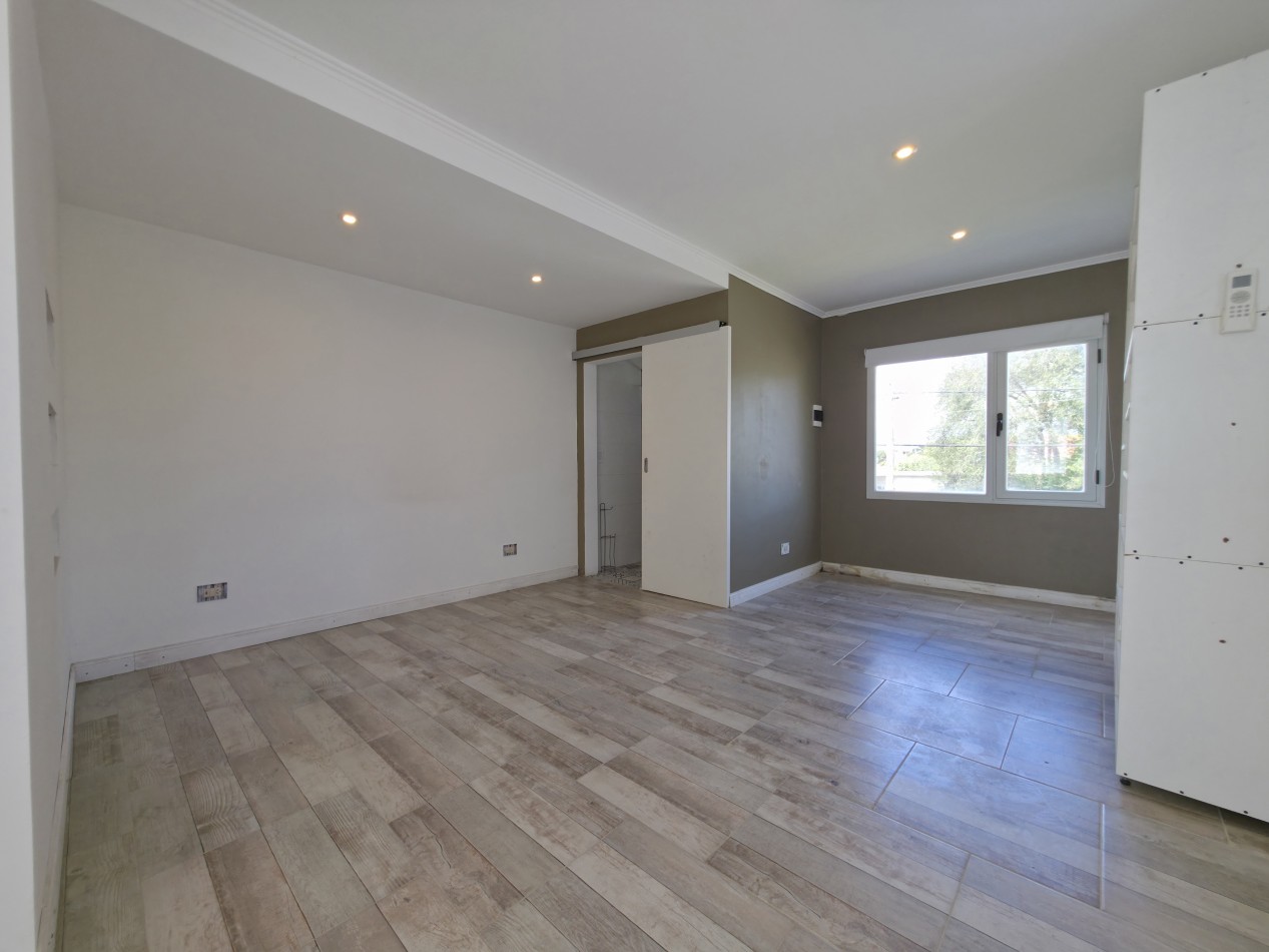 VENTA. CASA 4 AMBIENTES CON GARAGE Y PATIO. BARRIO AEROPARQUE