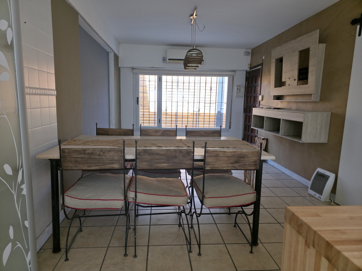 VENTA. CASA 4 AMBIENTES CON GARAGE Y PATIO. BARRIO AEROPARQUE