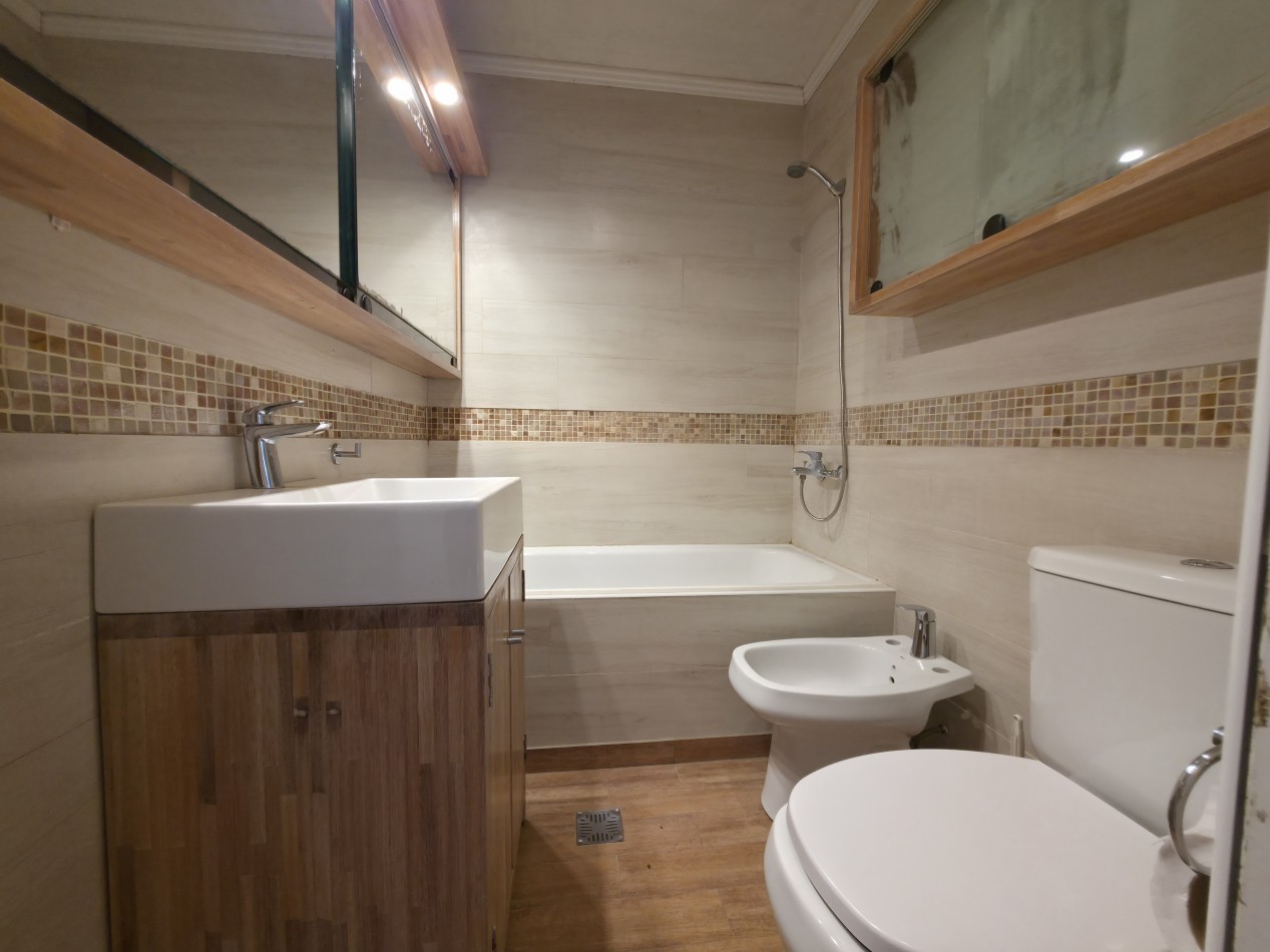 VENTA. CASA 4 AMBIENTES CON GARAGE Y PATIO. BARRIO AEROPARQUE