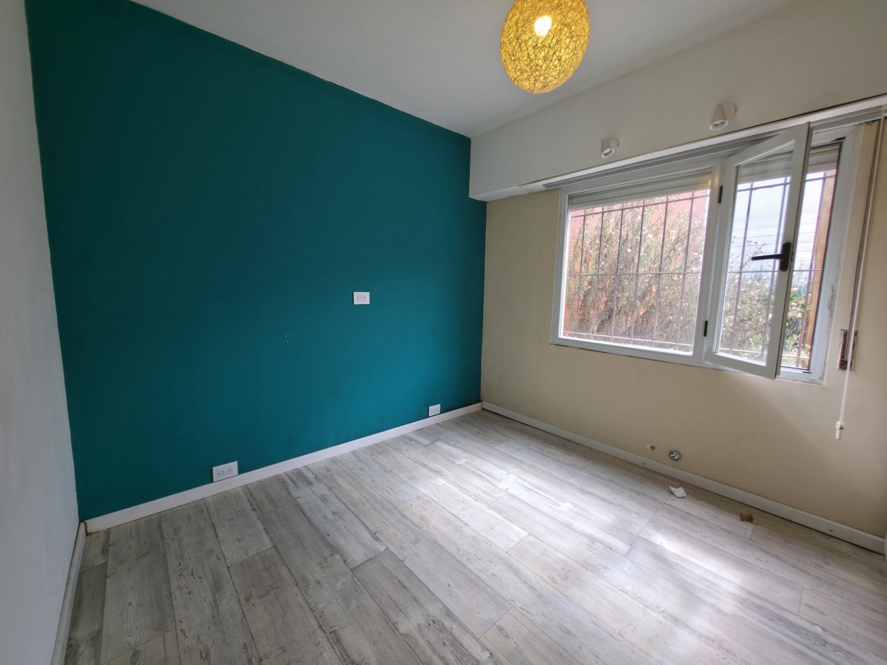 VENTA. CASA 4 AMBIENTES CON GARAGE Y PATIO. BARRIO AEROPARQUE