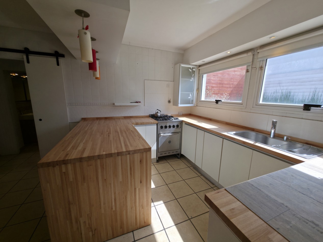 VENTA. CASA 4 AMBIENTES CON GARAGE Y PATIO. BARRIO AEROPARQUE