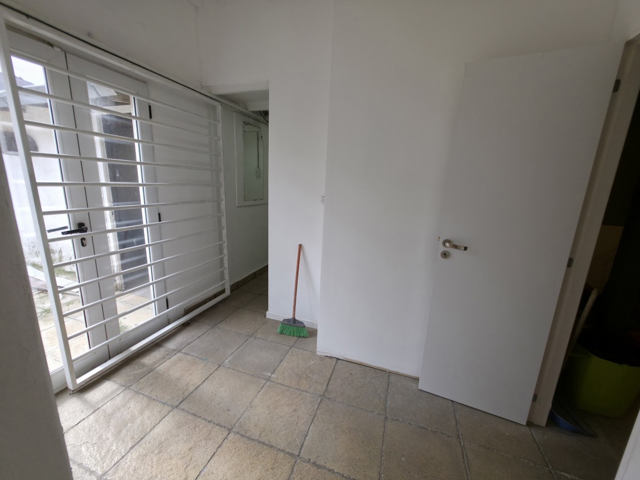 VENTA. CASA 4 AMBIENTES CON GARAGE Y PATIO. BARRIO AEROPARQUE