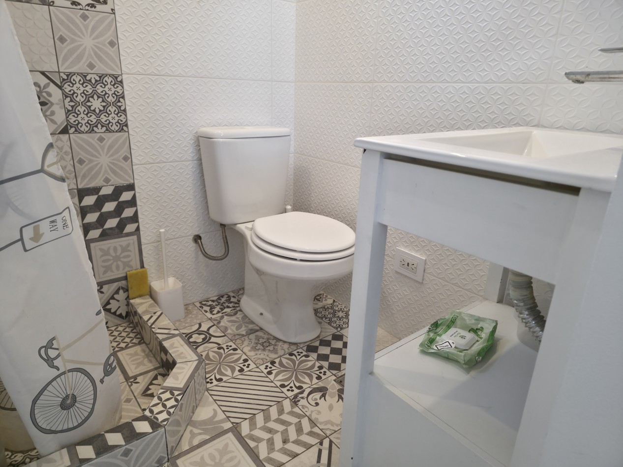 VENTA. CASA 4 AMBIENTES CON GARAGE Y PATIO. BARRIO AEROPARQUE