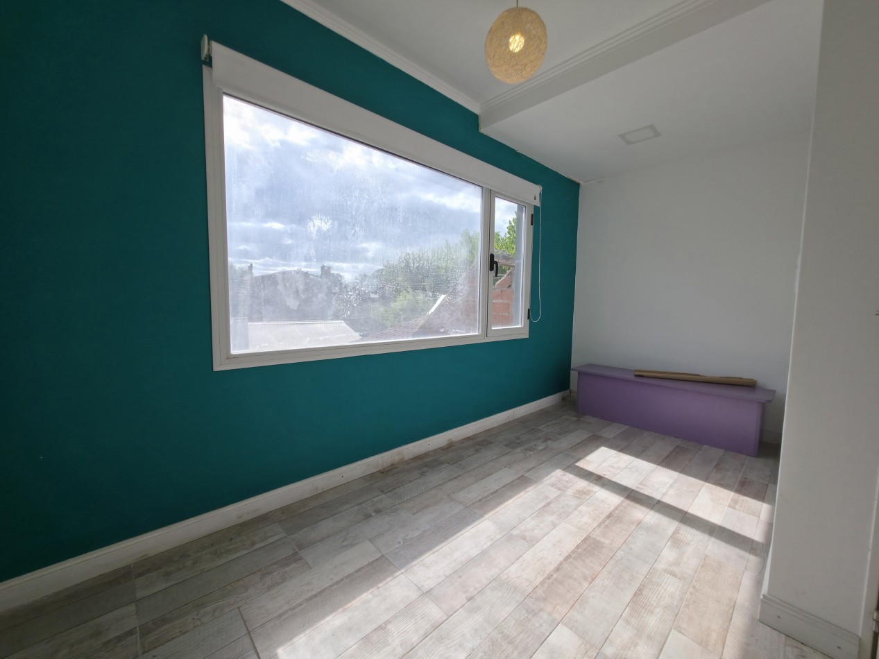 VENTA. CASA 4 AMBIENTES CON GARAGE Y PATIO. BARRIO AEROPARQUE