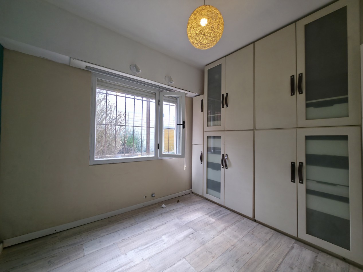 VENTA. CASA 4 AMBIENTES CON GARAGE Y PATIO. BARRIO AEROPARQUE