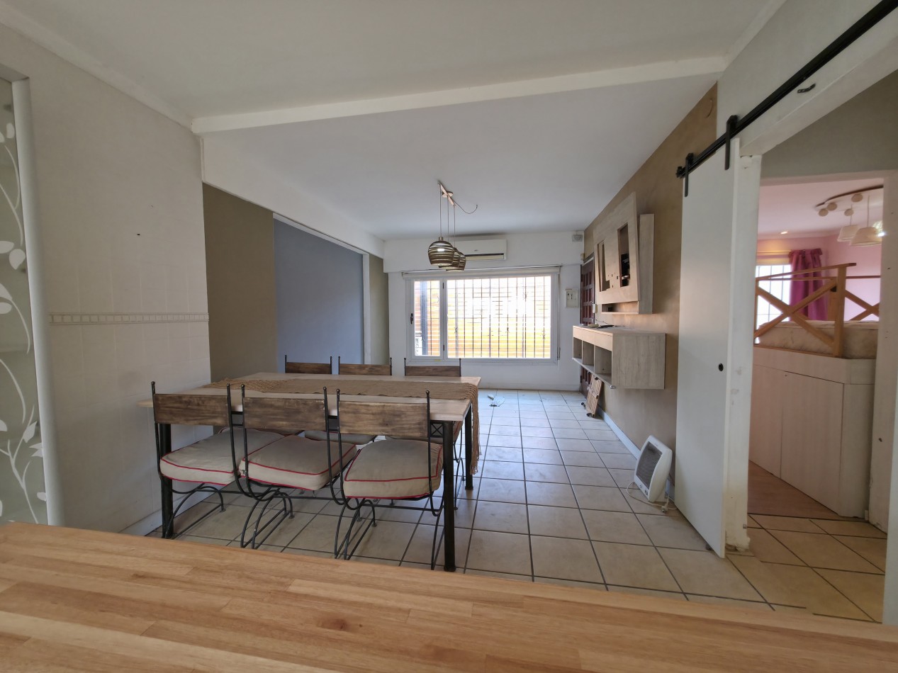 VENTA. CASA 4 AMBIENTES CON GARAGE Y PATIO. BARRIO AEROPARQUE