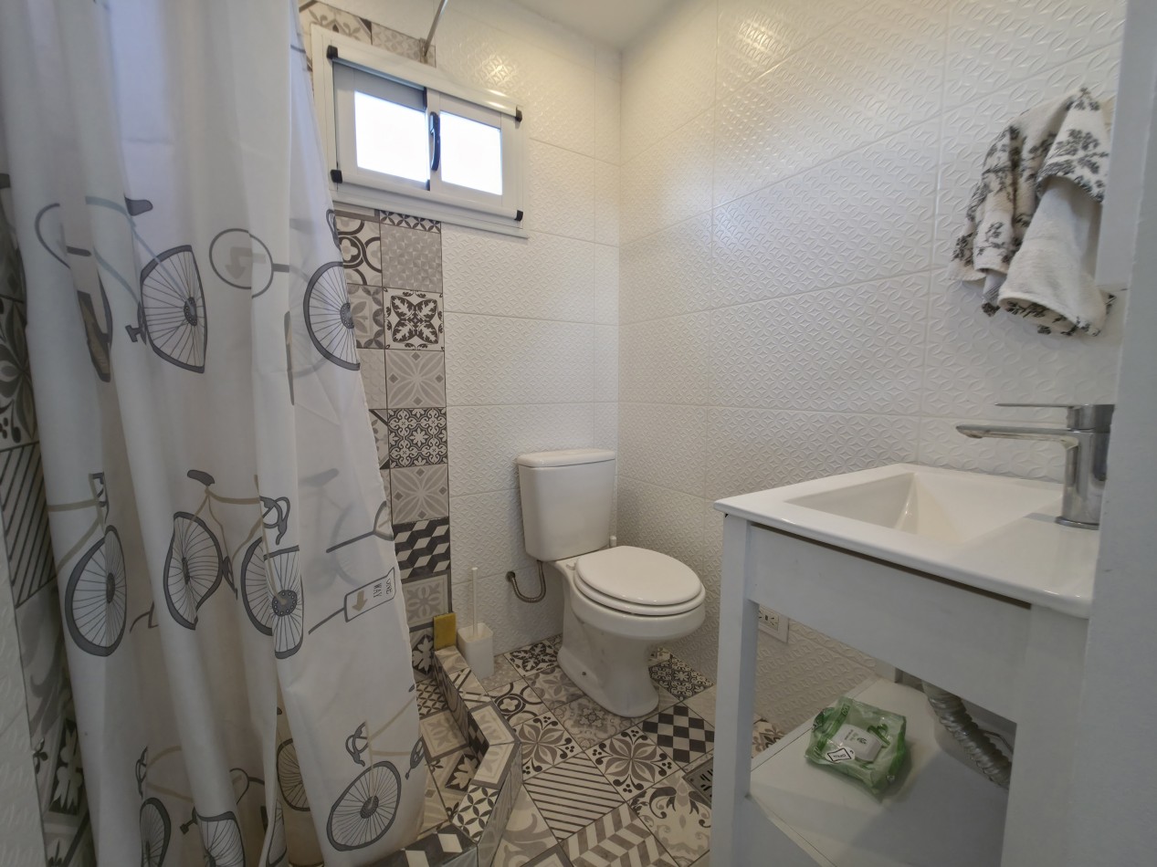 VENTA. CASA 4 AMBIENTES CON GARAGE Y PATIO. BARRIO AEROPARQUE