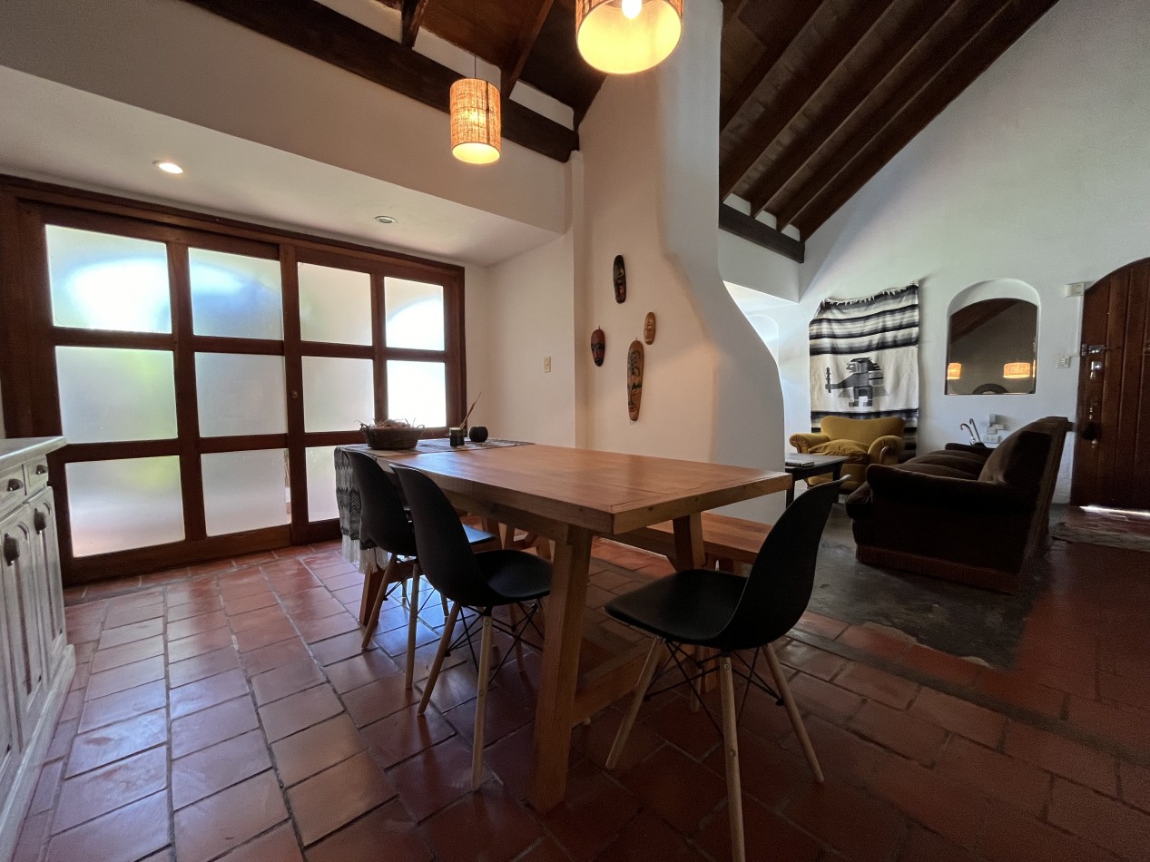 VENTA. CASA 5 AMB SOBRE 2 LOTES. BARRIO LAS MARGARITAS