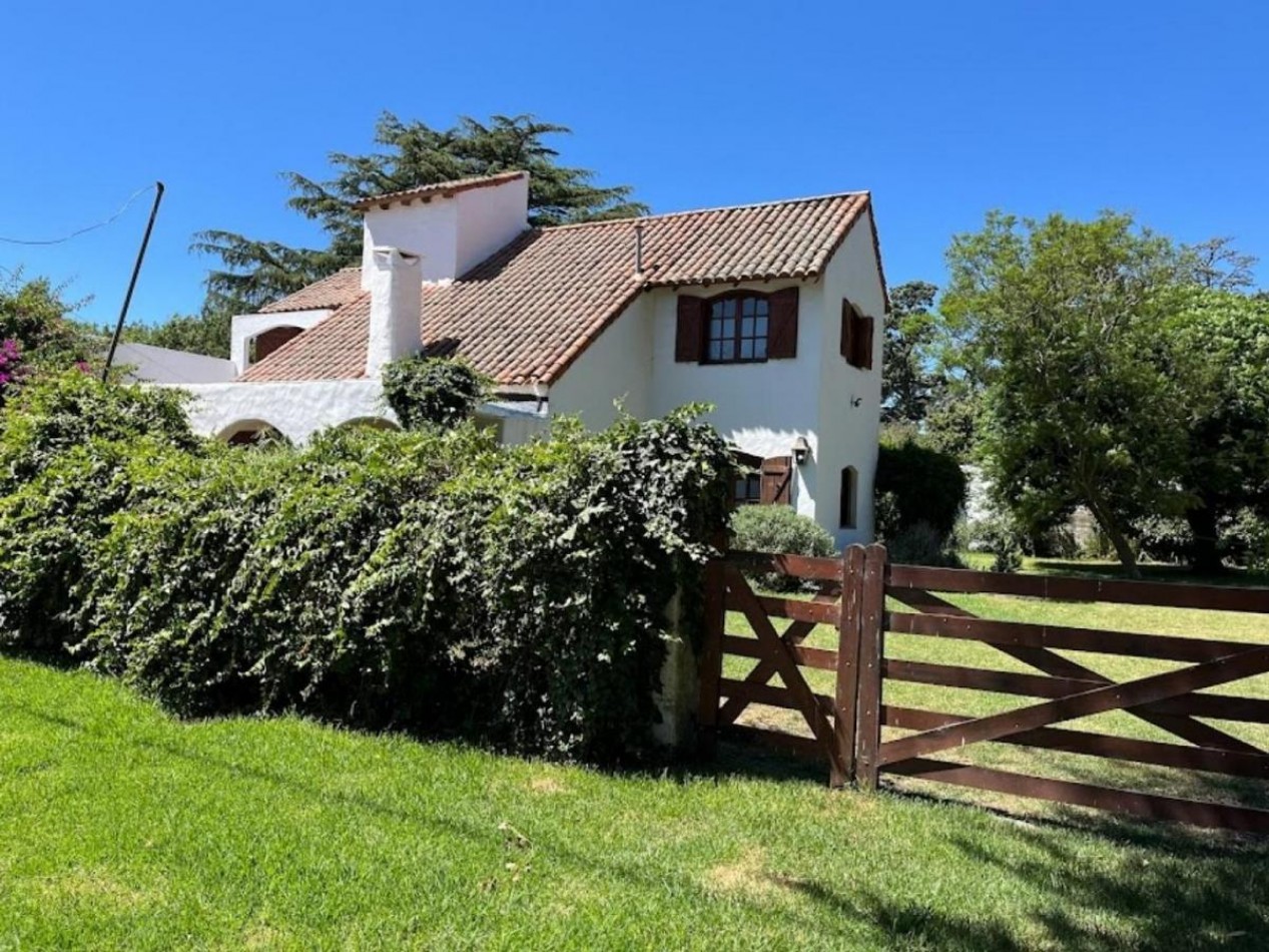 VENTA. CASA 5 AMB SOBRE 2 LOTES. BARRIO LAS MARGARITAS