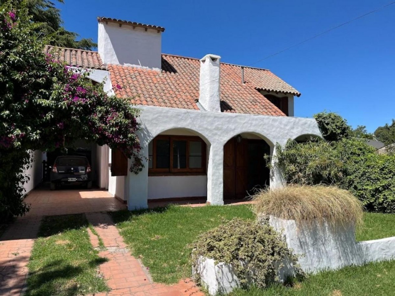 VENTA. CASA 5 AMB SOBRE 2 LOTES. BARRIO LAS MARGARITAS