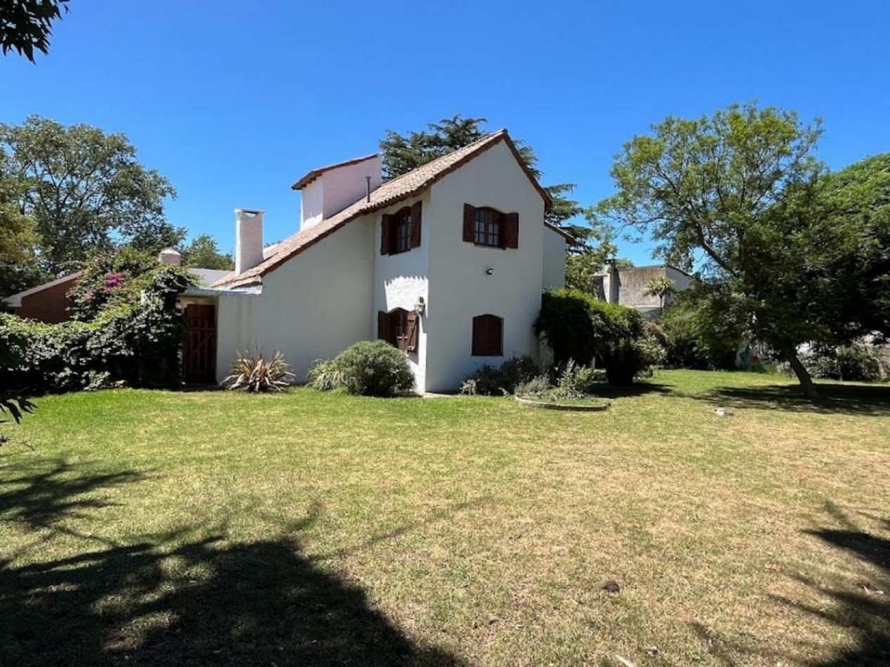 VENTA. CASA 5 AMB SOBRE 2 LOTES. BARRIO LAS MARGARITAS