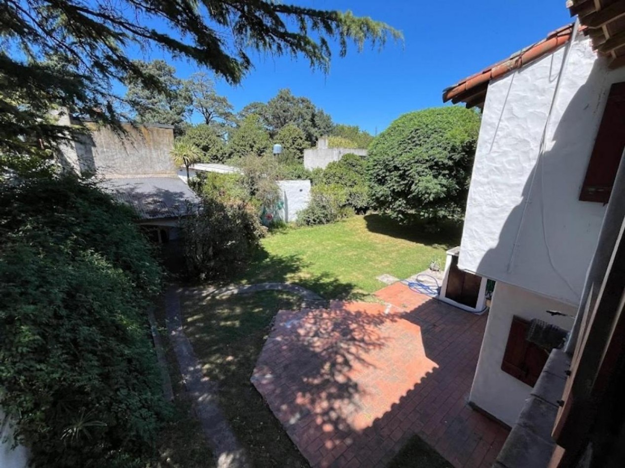 VENTA. CASA 5 AMB SOBRE 2 LOTES. BARRIO LAS MARGARITAS