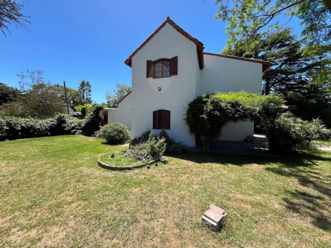 VENTA. CASA 5 AMB SOBRE 2 LOTES. BARRIO LAS MARGARITAS