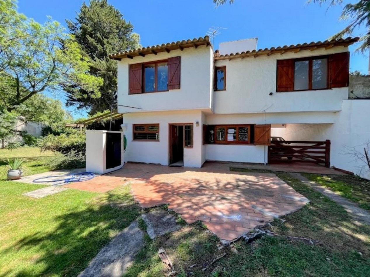 VENTA. CASA 5 AMB SOBRE 2 LOTES. BARRIO LAS MARGARITAS