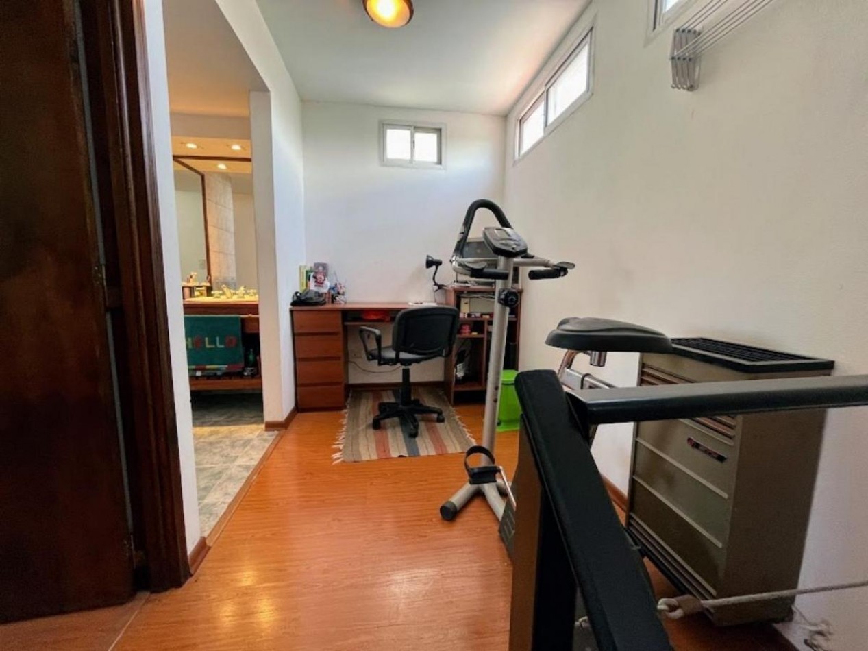 Casa 4 Amb. con Parque y Garage en Los Pinares.