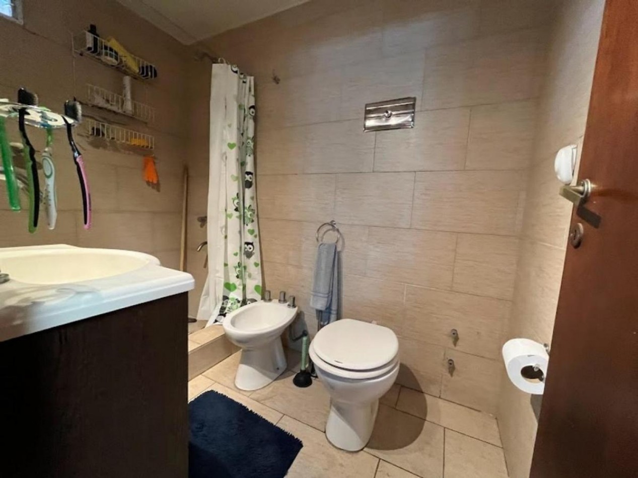 Casa 4 Amb. con Parque y Garage en Los Pinares.