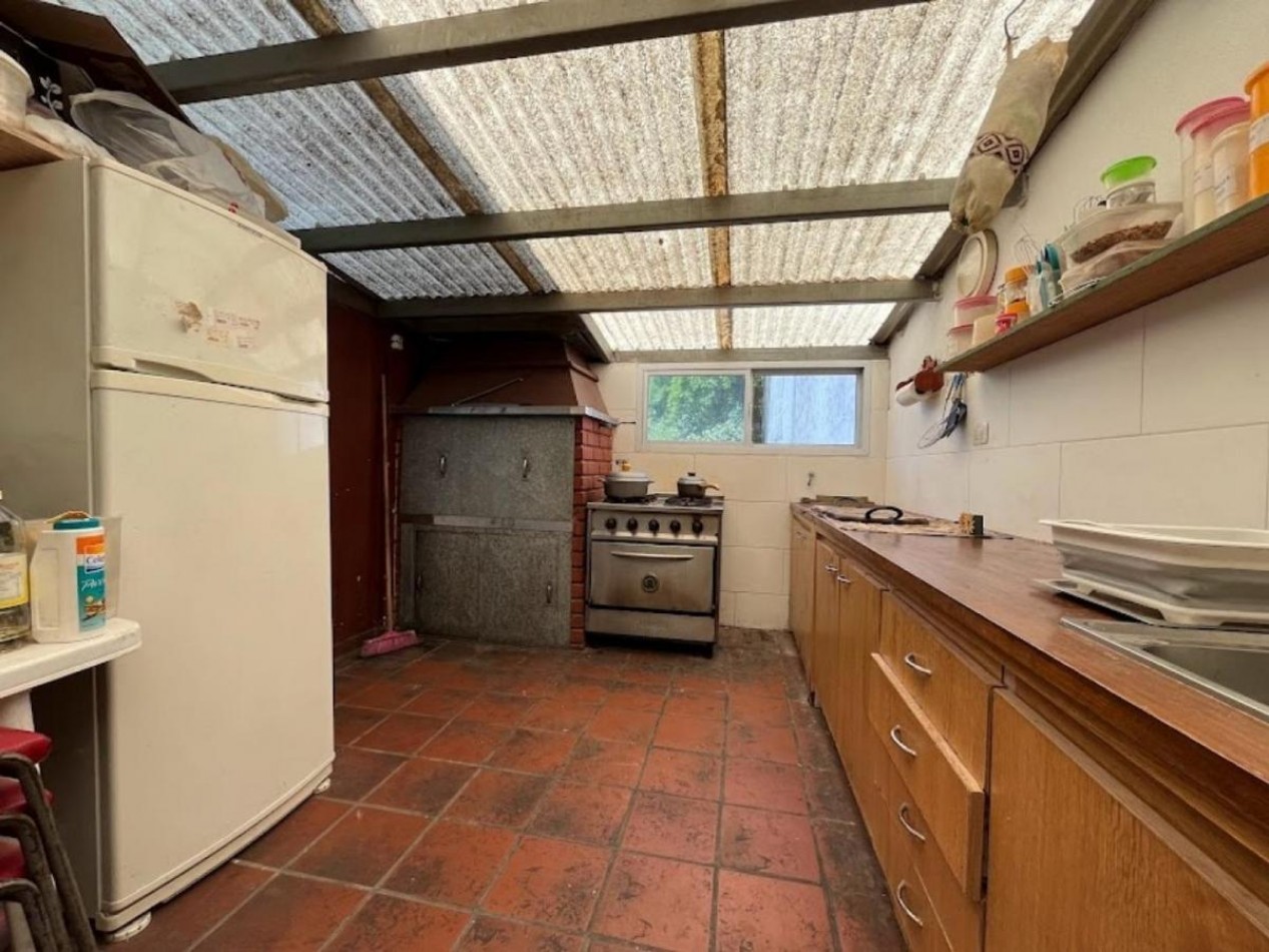 Casa 4 Amb. con Parque y Garage en Los Pinares.