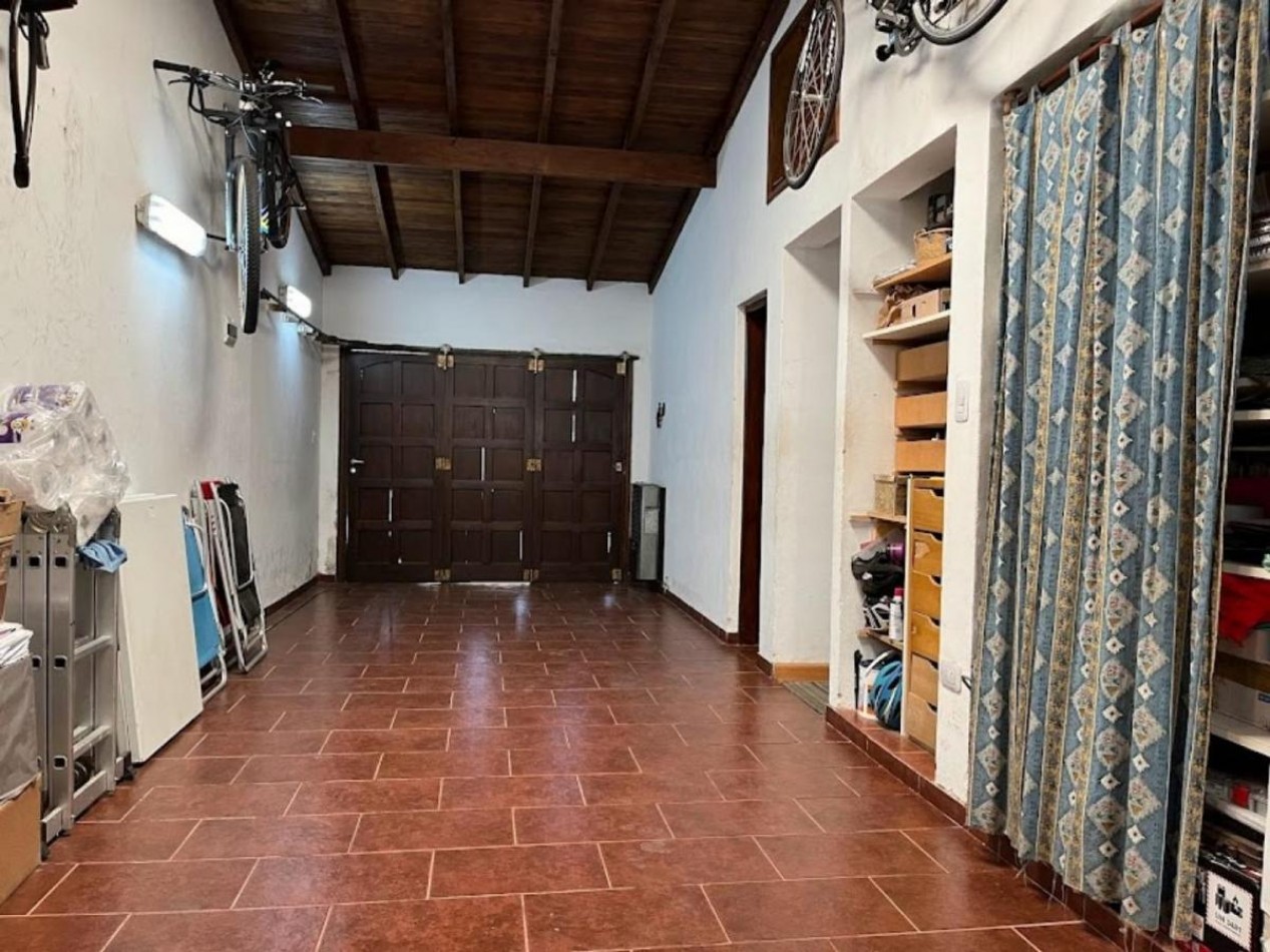 Casa 4 Amb. con Parque y Garage en Los Pinares.