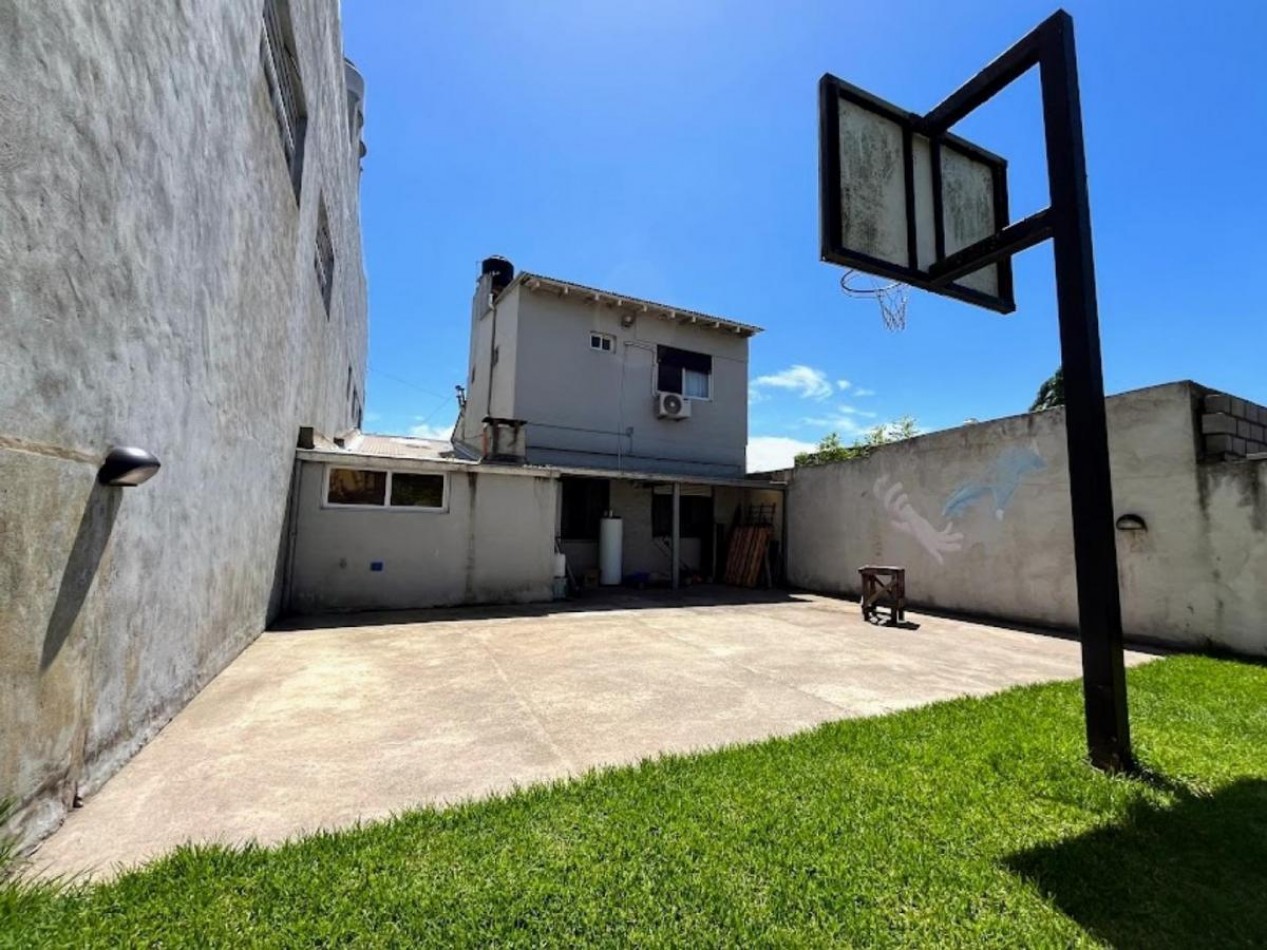 Casa 4 Amb. con Parque y Garage en Los Pinares.