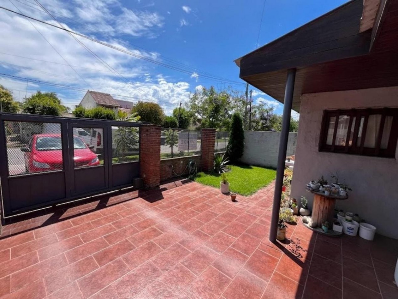 Casa 4 Amb. con Parque y Garage en Los Pinares.