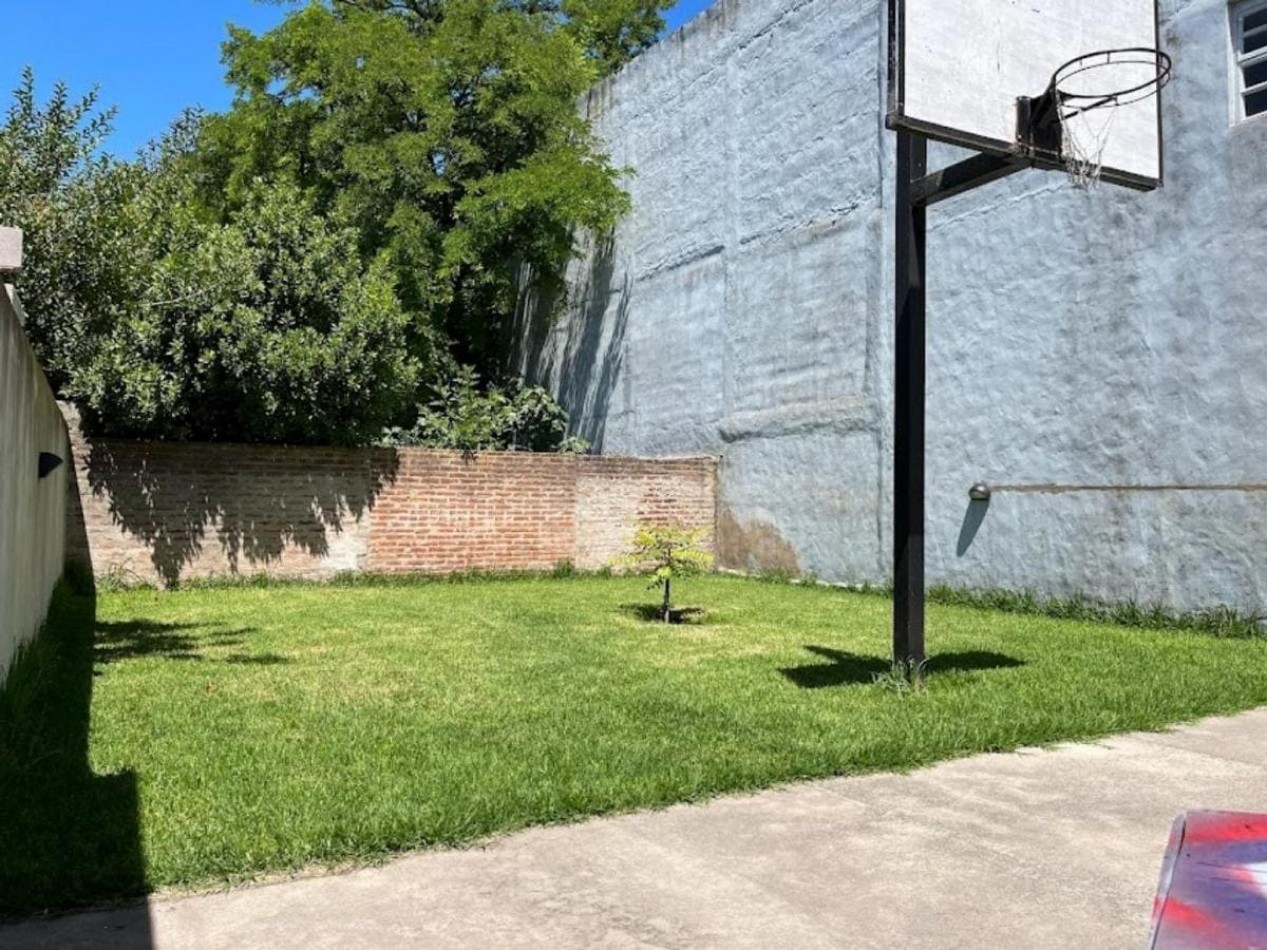 Casa 4 Amb. con Parque y Garage en Los Pinares.