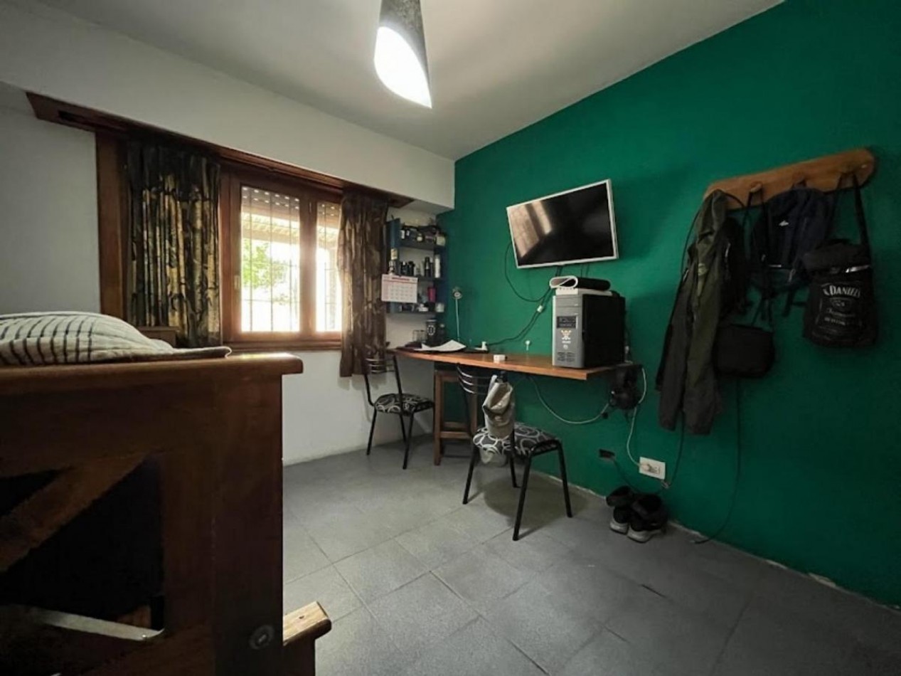 Casa 4 Amb. con Parque y Garage en Los Pinares.