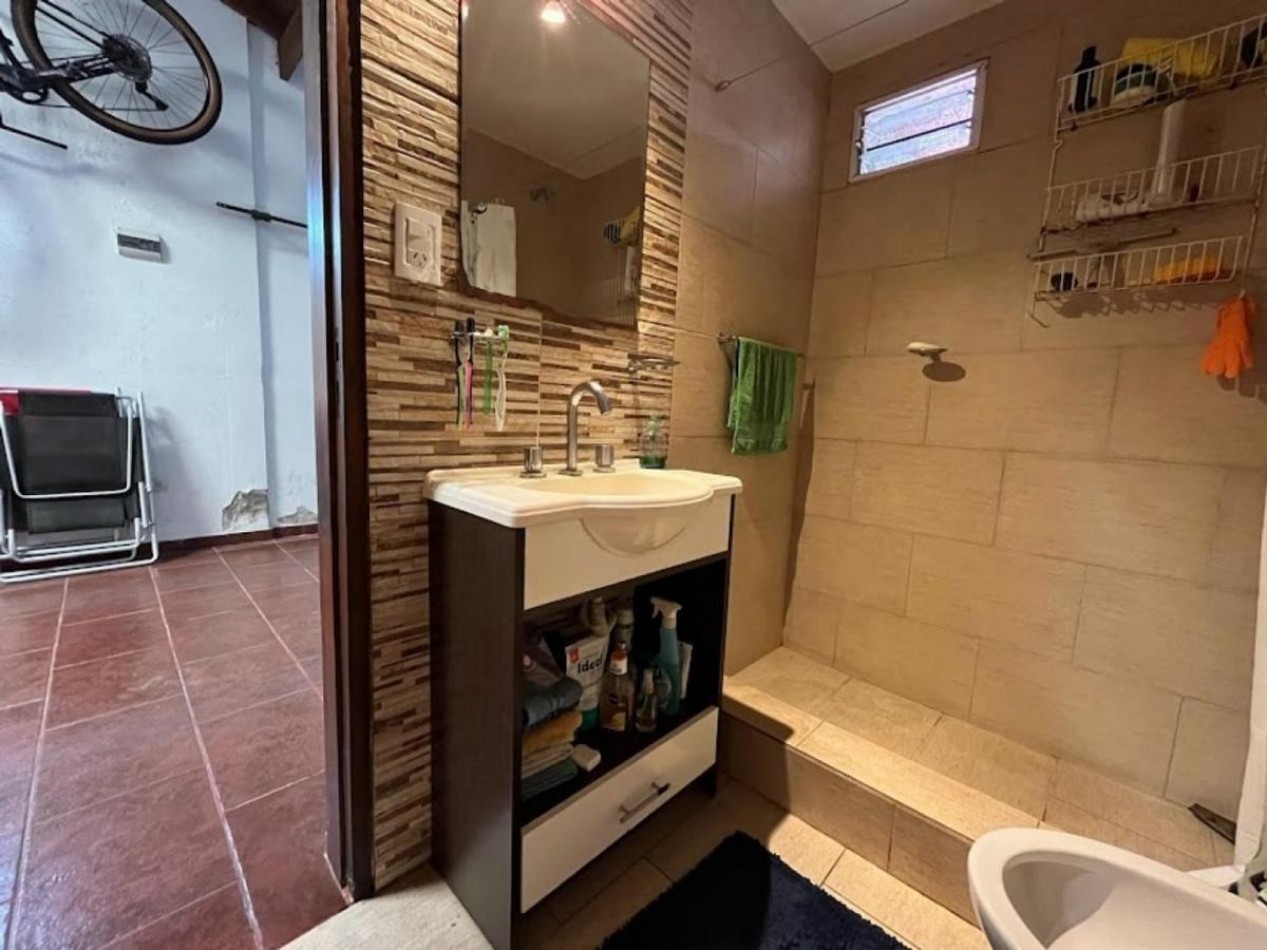 Casa 4 Amb. con Parque y Garage en Los Pinares.