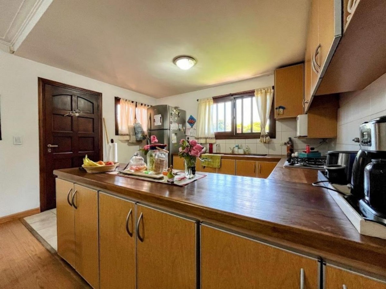 Casa 4 Amb. con Parque y Garage en Los Pinares.