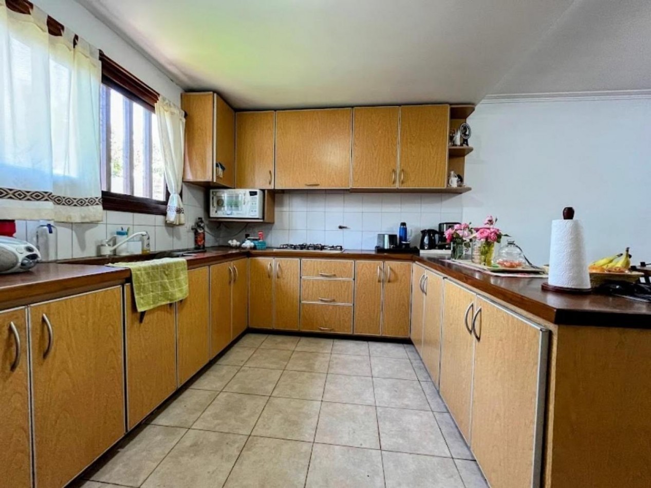 Casa 4 Amb. con Parque y Garage en Los Pinares.