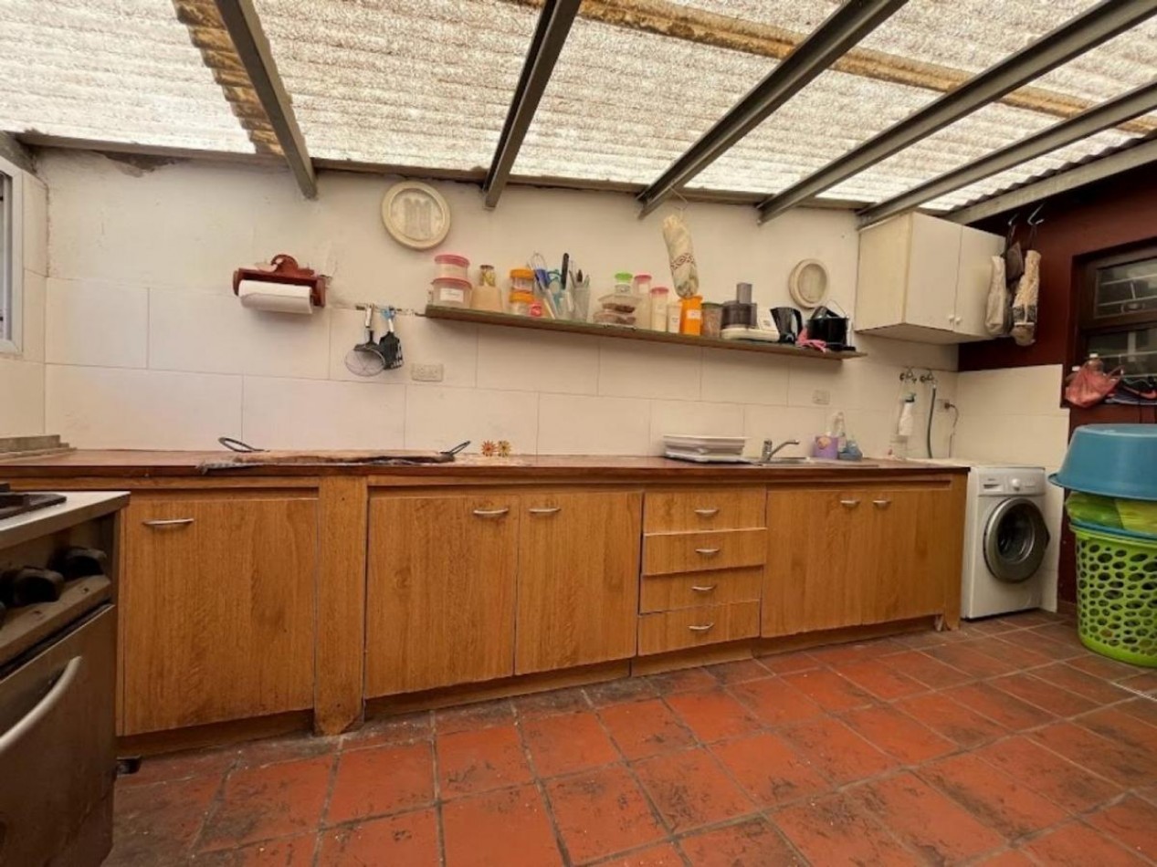 Casa 4 Amb. con Parque y Garage en Los Pinares.