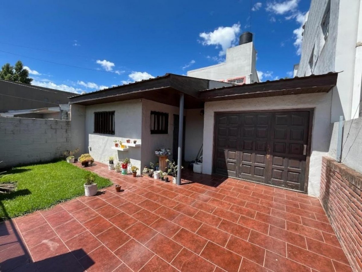 Casa 4 Amb. con Parque y Garage en Los Pinares.