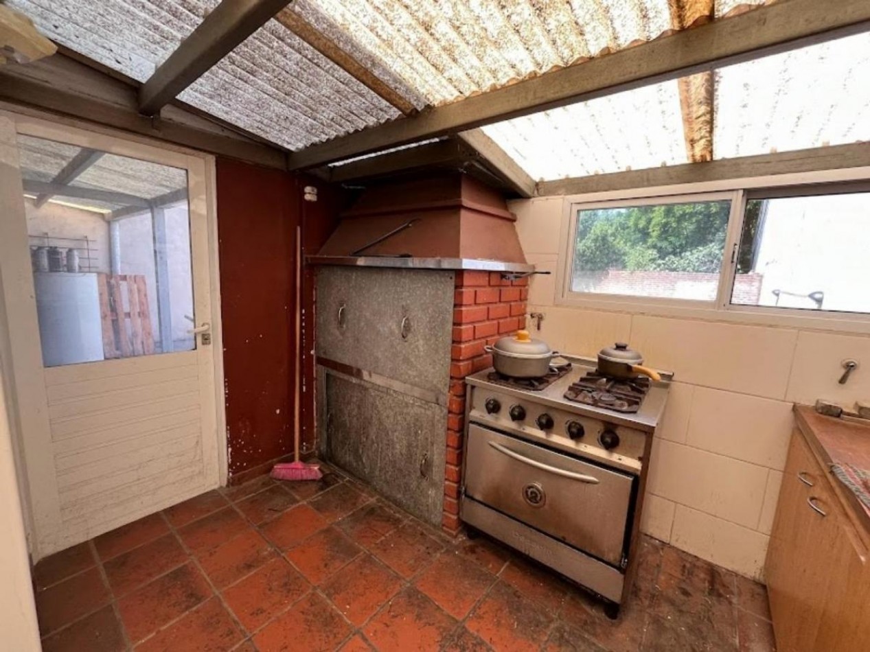 Casa 4 Amb. con Parque y Garage en Los Pinares.