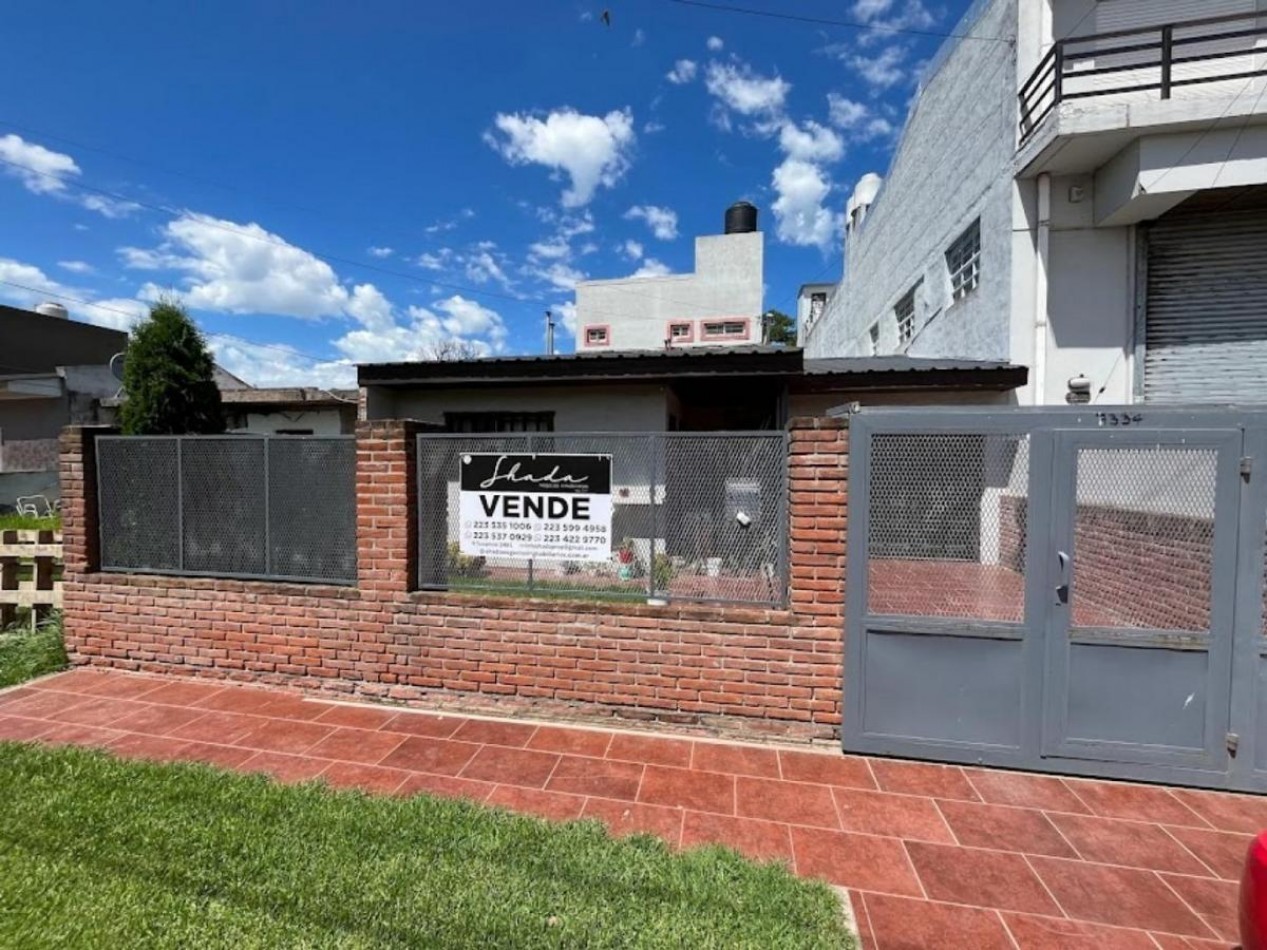 Casa 4 Amb. con Parque y Garage en Los Pinares.