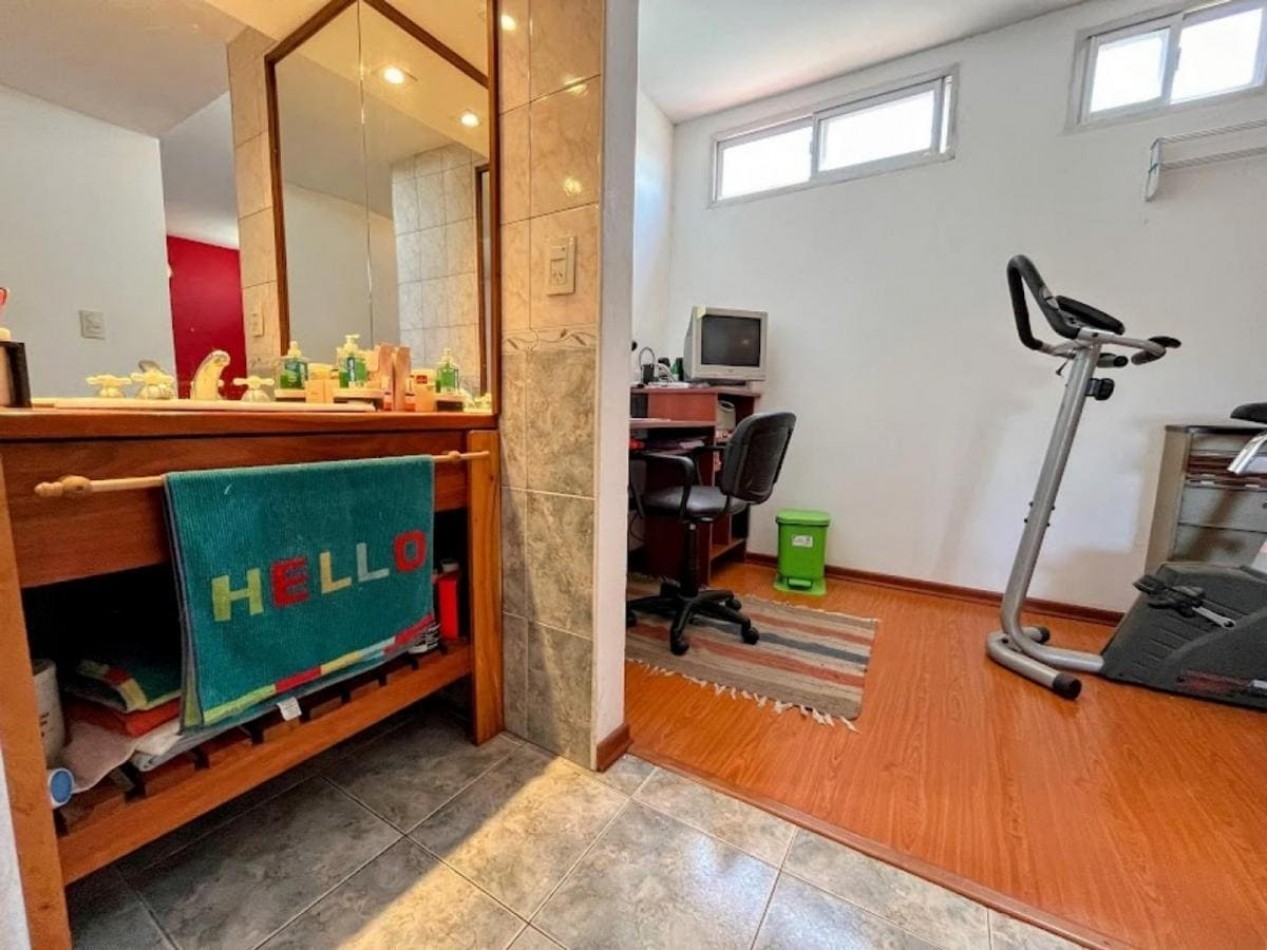 Casa 4 Amb. con Parque y Garage en Los Pinares.