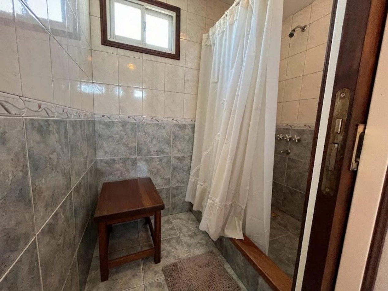 Casa 4 Amb. con Parque y Garage en Los Pinares.