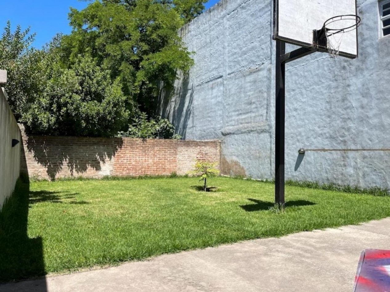 Casa 4 Amb. con Parque y Garage en Los Pinares.